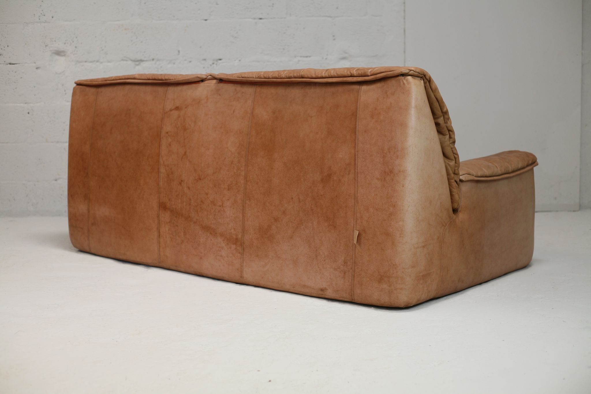 Cinna sofa. Circa 1970. Foam and "caramel" leather. 3 seats.