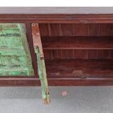 Buffet long en bois avec portes anciennes vertes