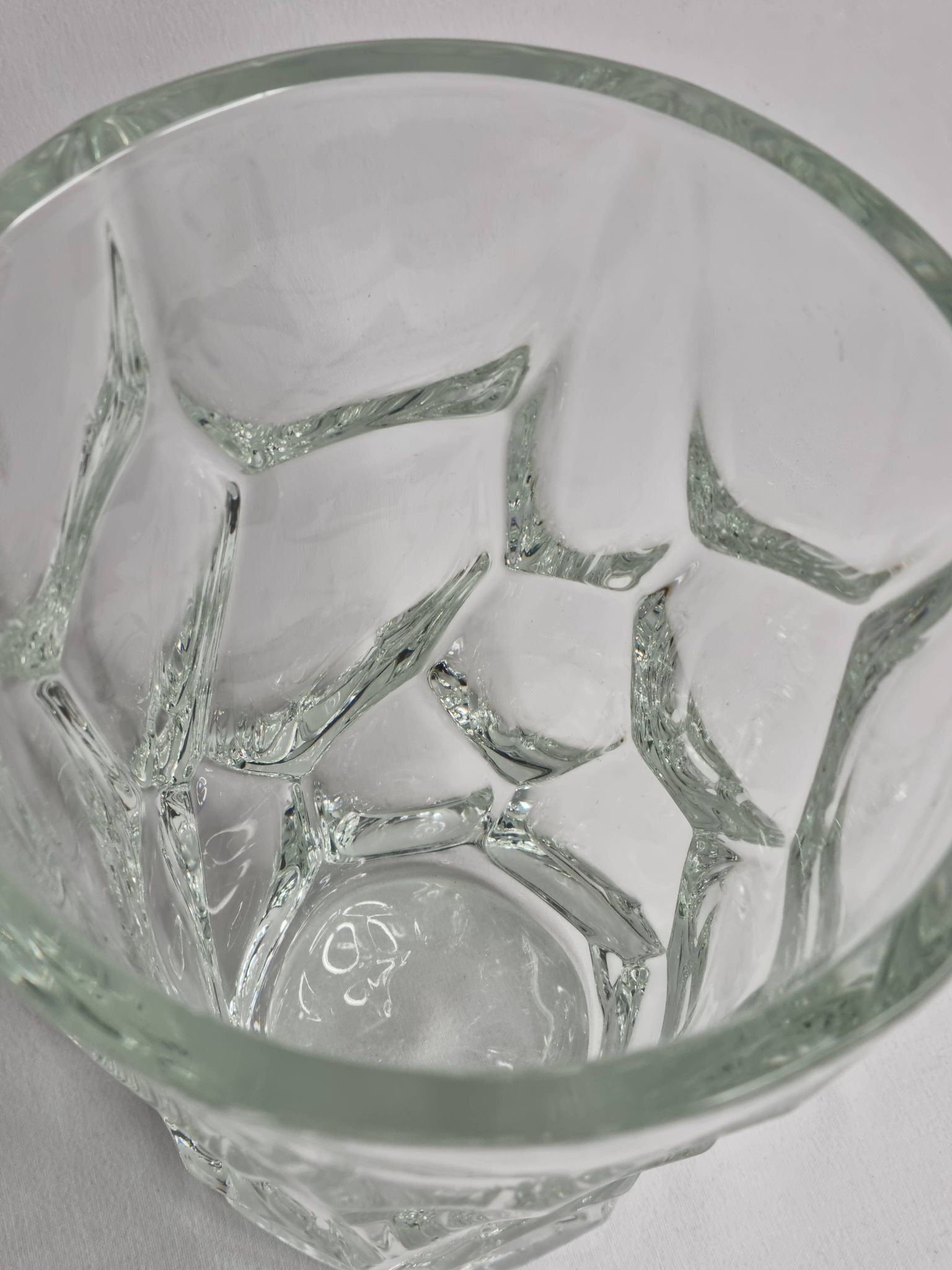 Vase en cristal de Sèvres à motif de verre grugé, 26 cm