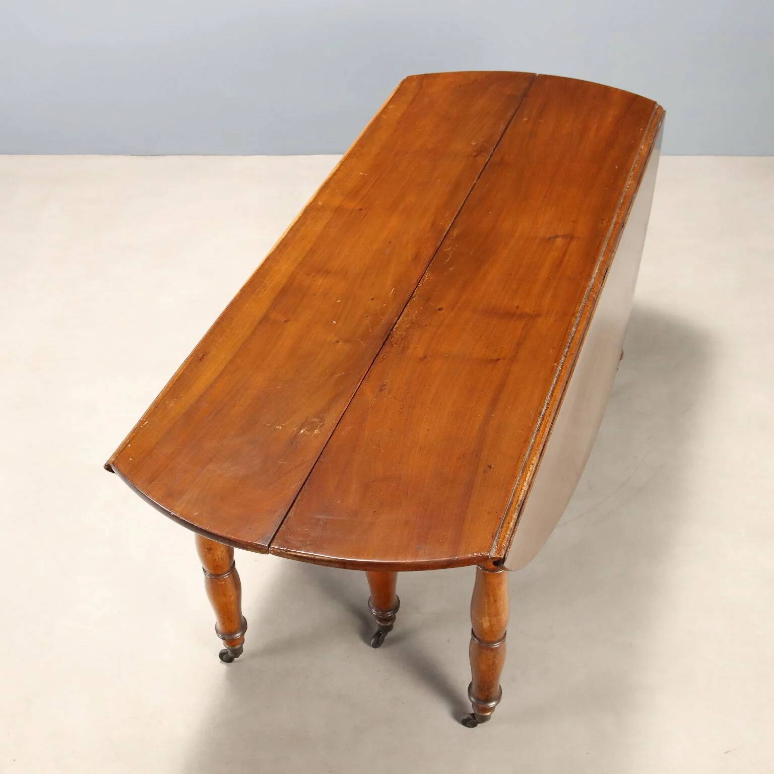 Table ancienne extensible en noyer, Italie, XIXe siècle