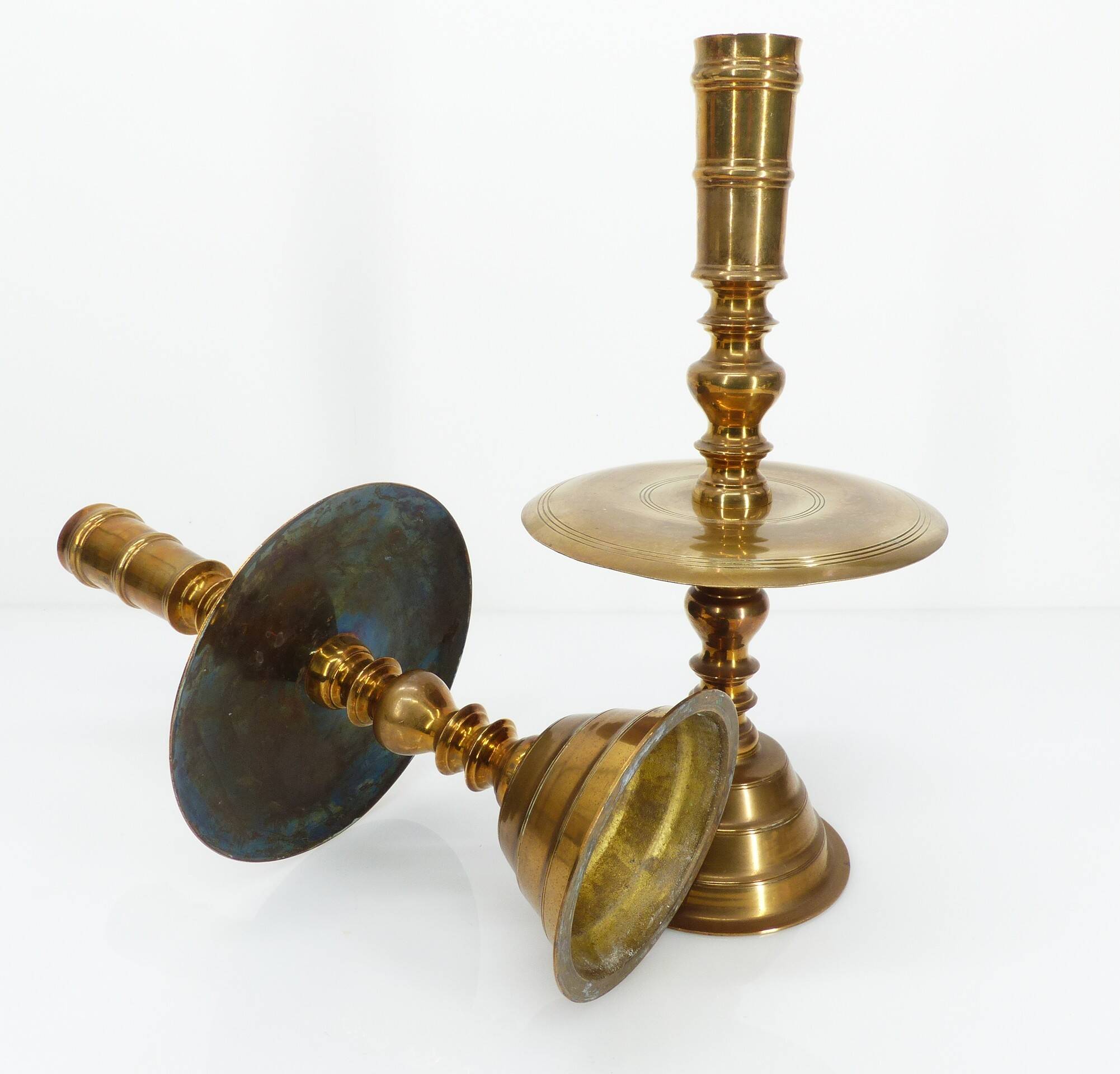 Pair of altar candlesticks in brass, Vietnam, 20th century