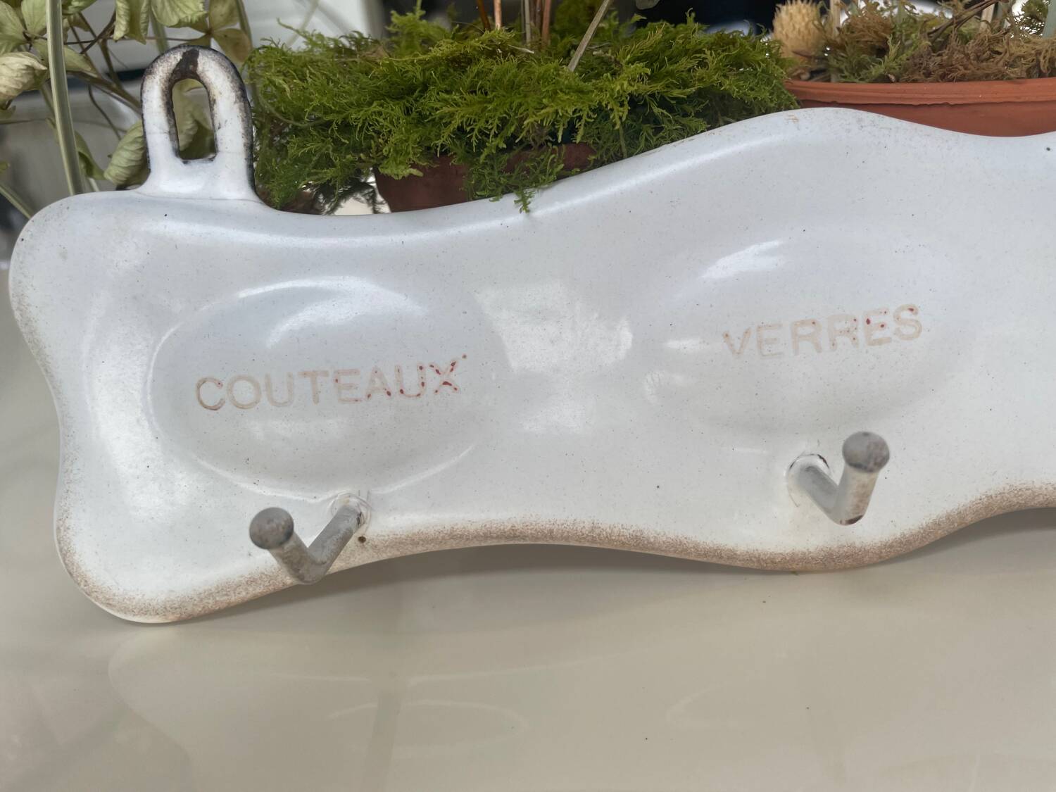 Enamelled sheet metal with inscriptions and hooks