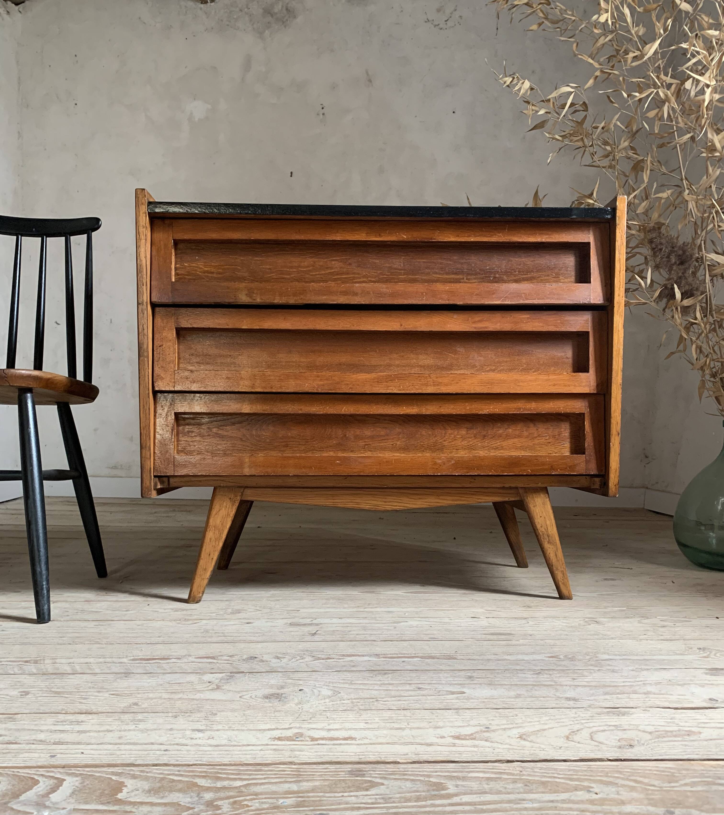 Commode vintage en chêne pieds compas