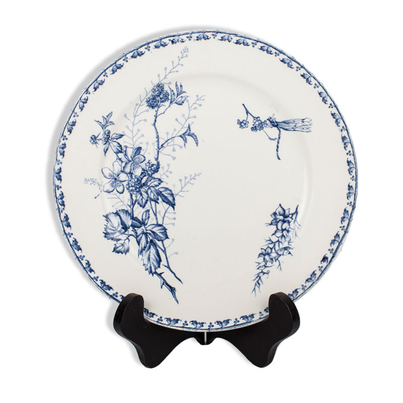 Old plate Carmen land of iron decoration dragonfly, Sarreguemines. 1875 - 1900