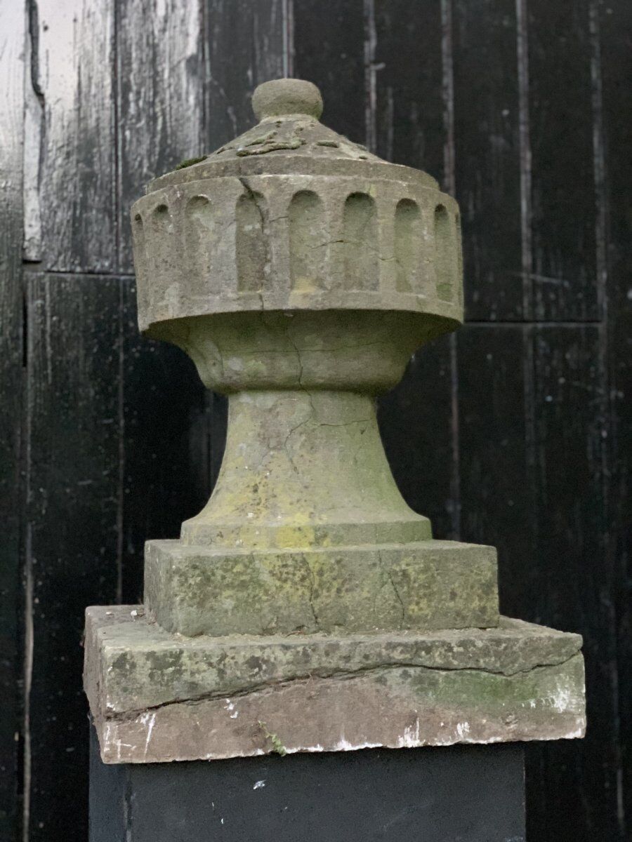Pair of decorative elements for the tops of pilasters, blue stone, Louis XVI