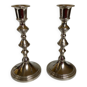 Paire de bougeoirs argentés