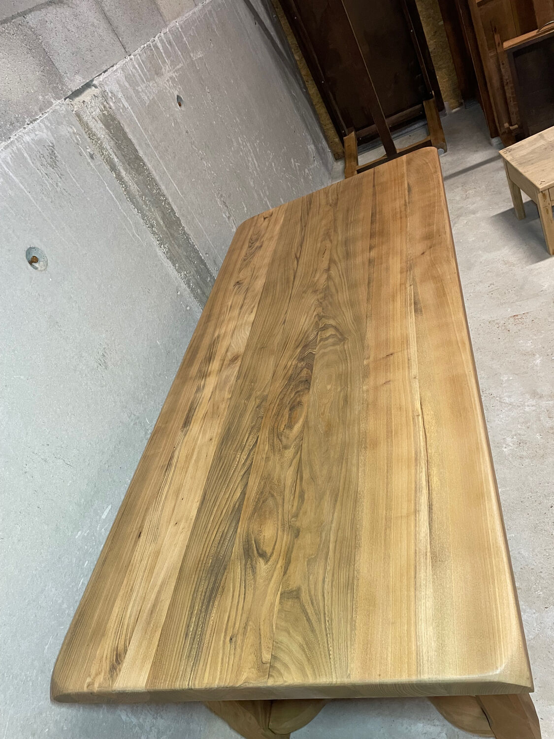 Large dining table in elm - chic country style