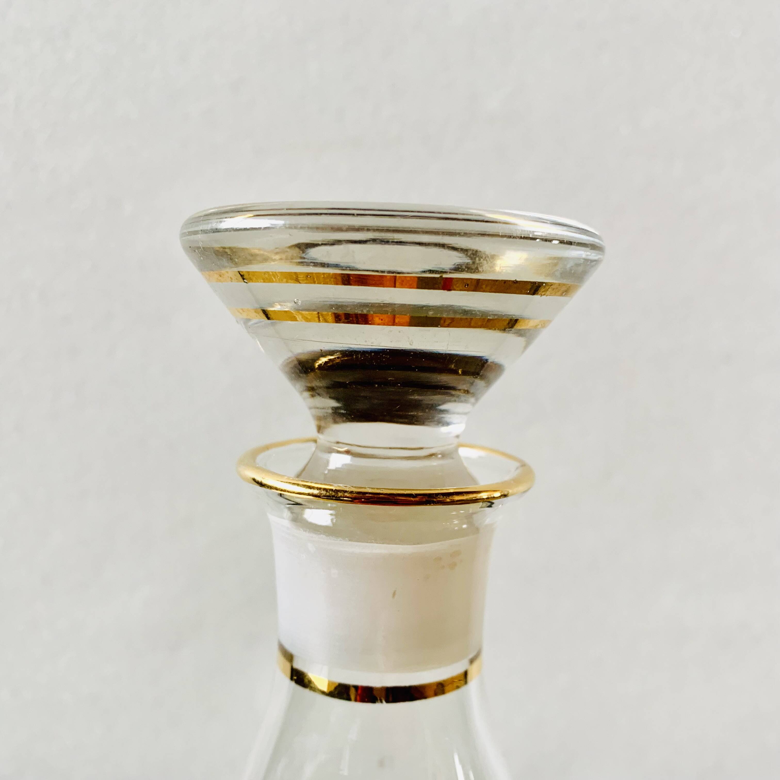 Ancienne carafe à liqueur en verre avec fleurs incrustées et dorures