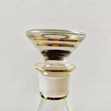 Ancienne carafe à liqueur en verre avec fleurs incrustées et dorures