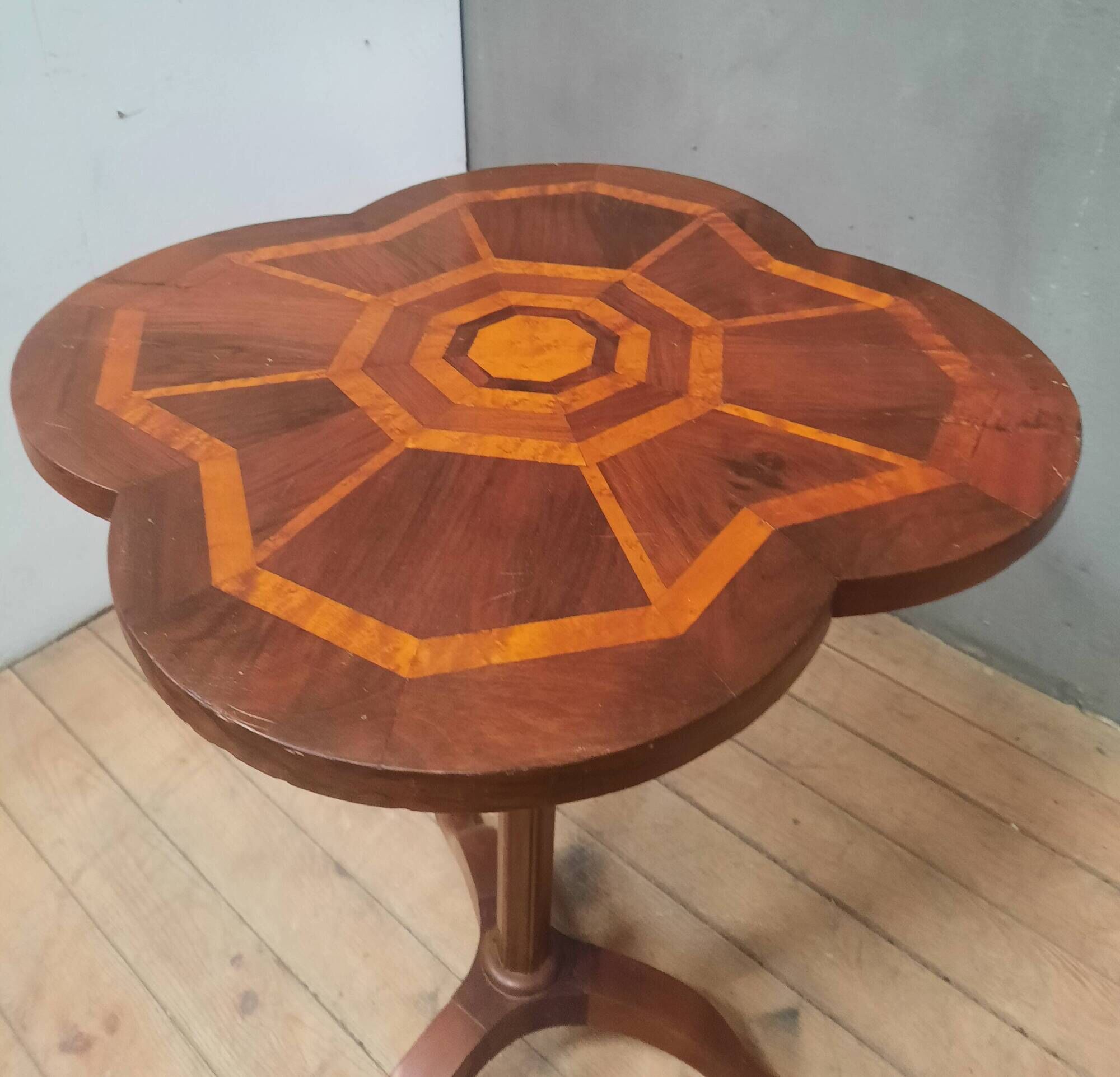 Polylobed gueridon in marquetry