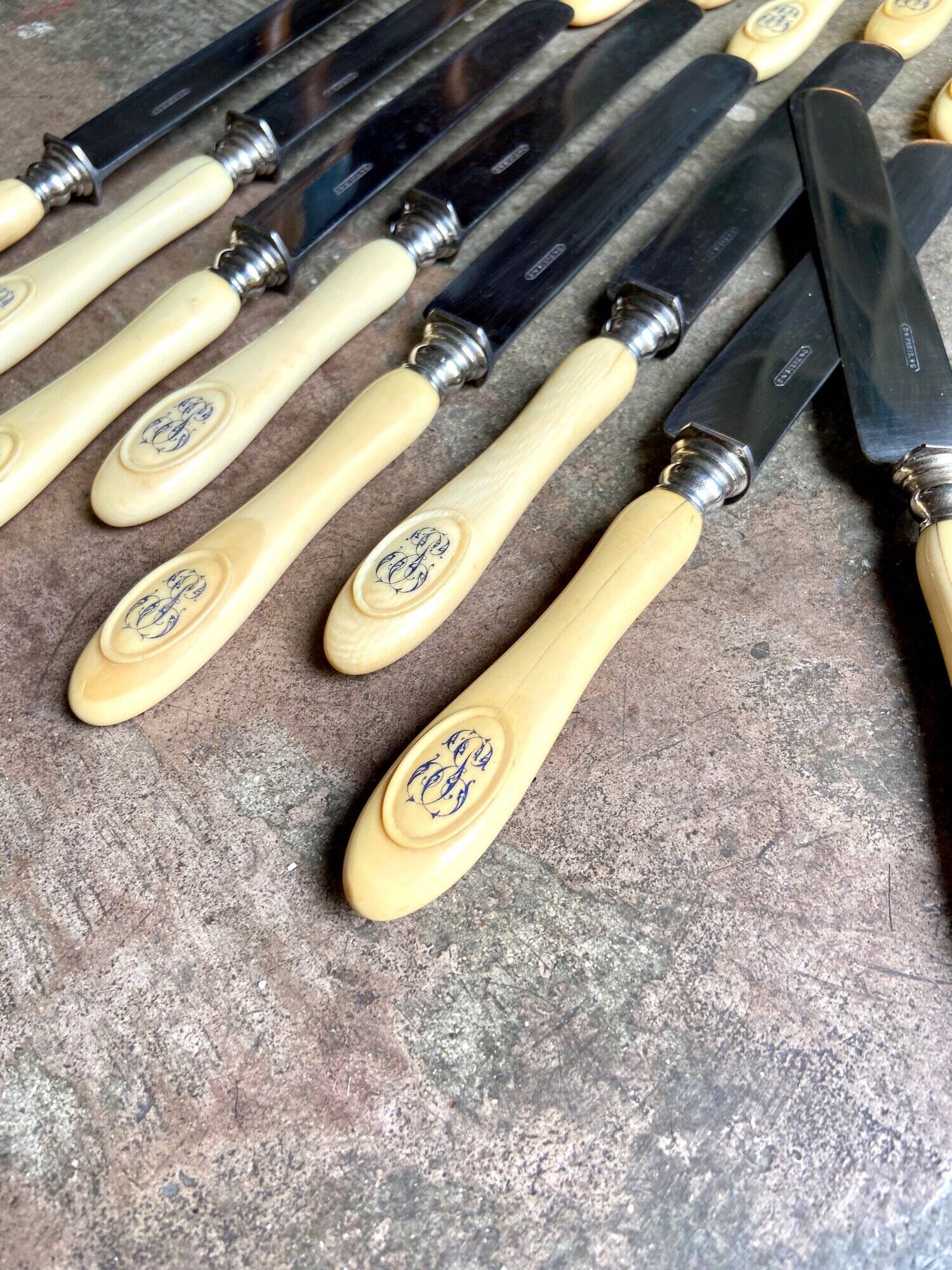 17 knives in steel, silver and monogrammed bone JE, late nineteenth century