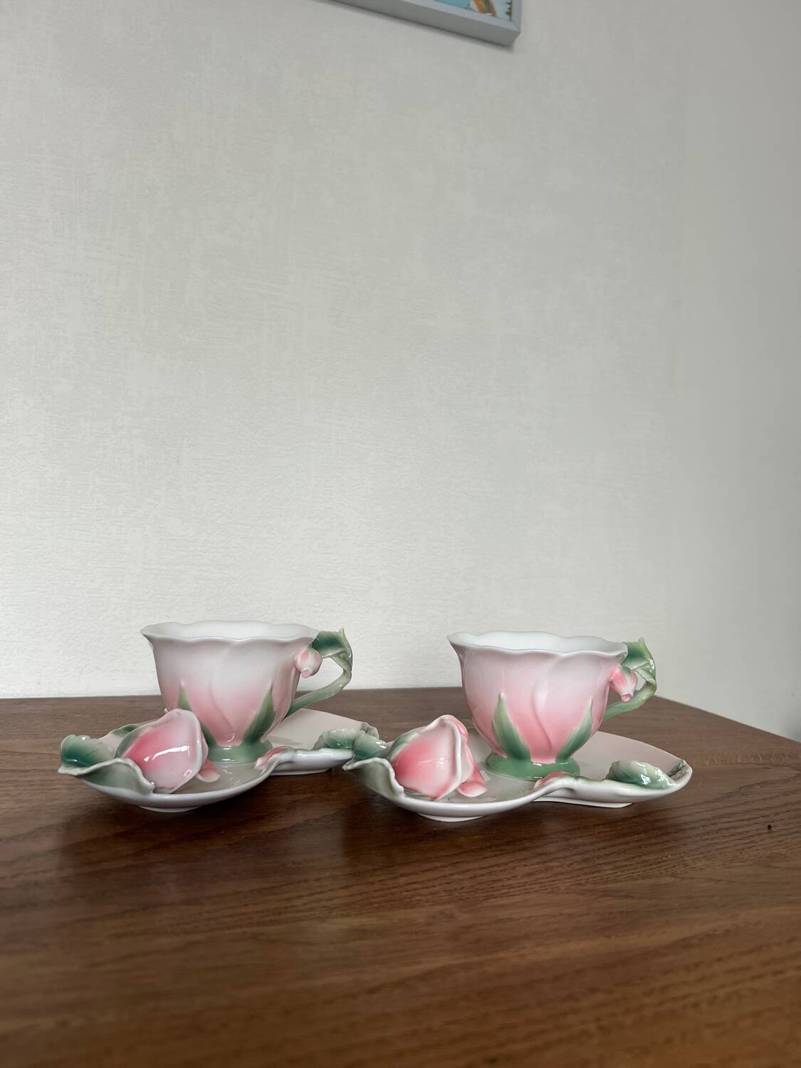 2 rose-shaped cups