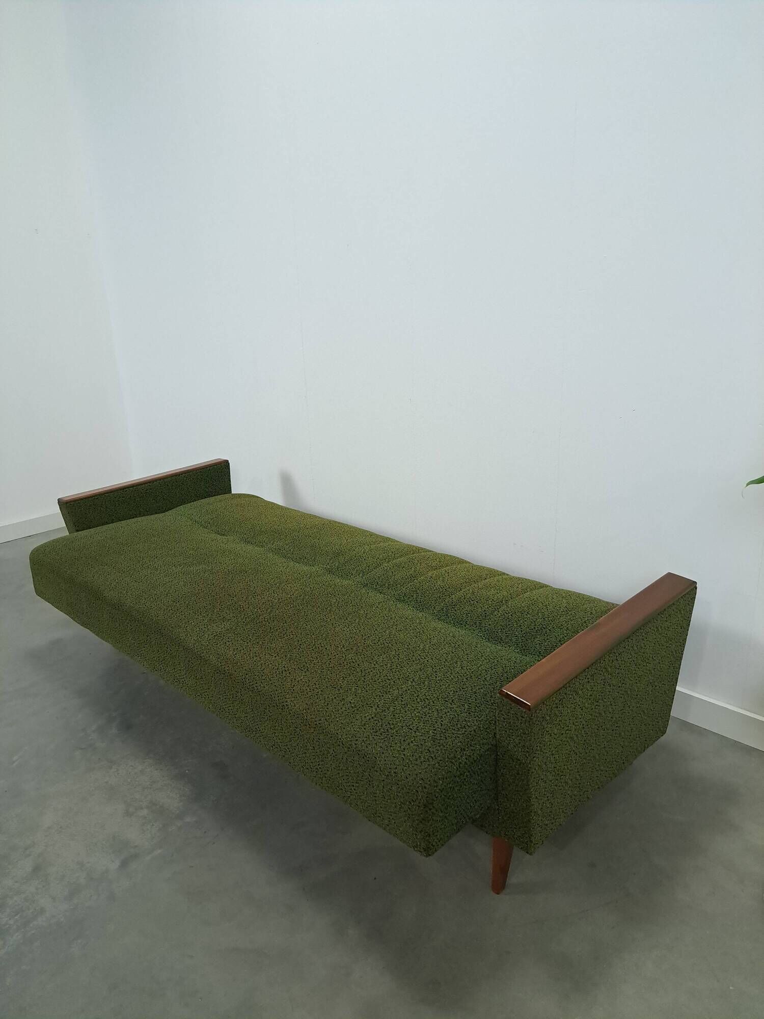 Slaapbank met groene stof en teakhout