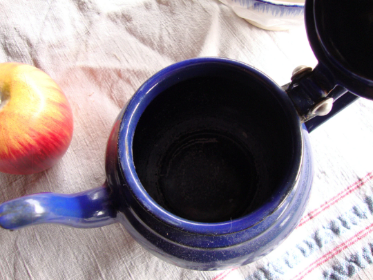 Vintage teapot has 2 cups, enamelled