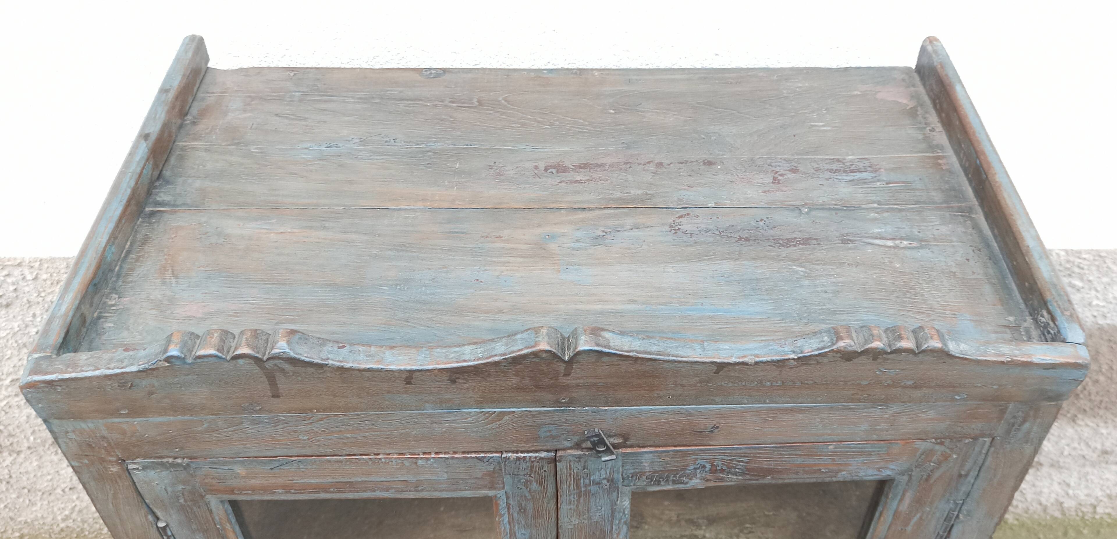 Petite armoire vitrée en bois