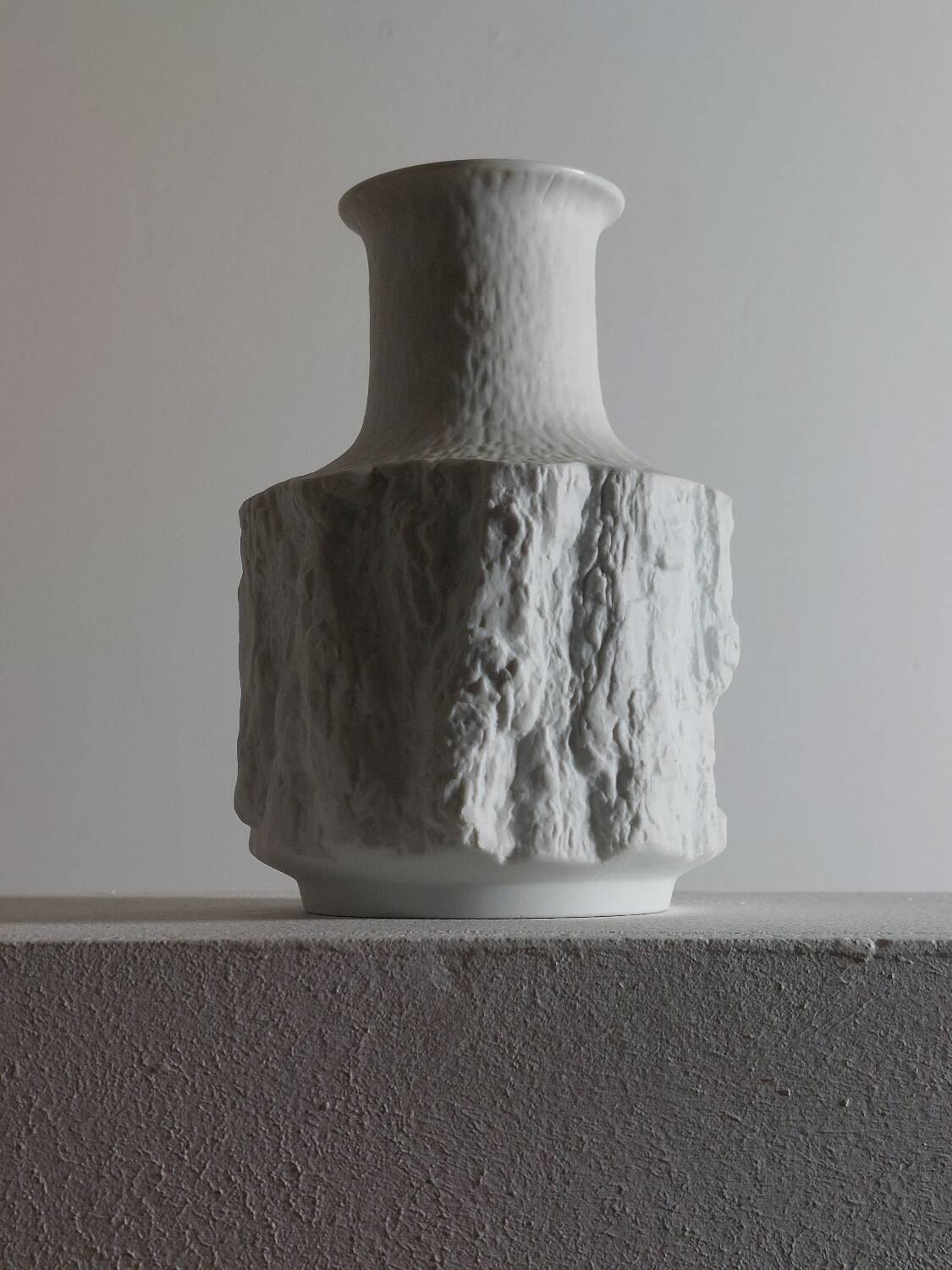 Vase en biscuit de porcelaine Bareuther, milieu XXème