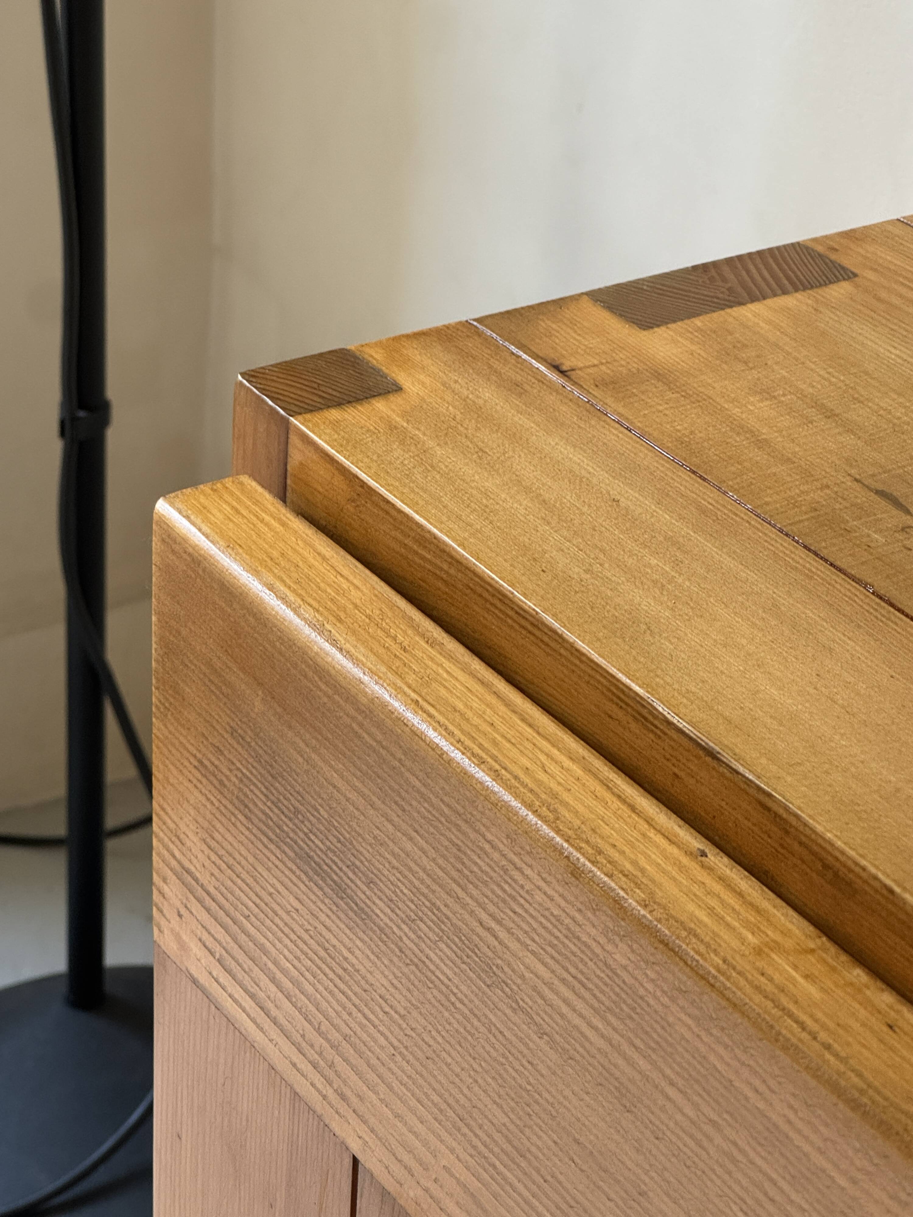 Buffet design en bois orme & pin collection Savoie, Maison Regain 1970