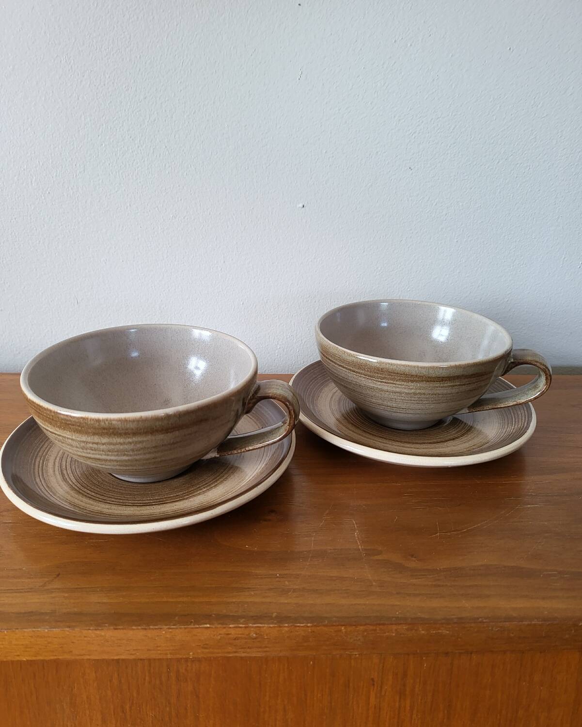 Ensemble de 2 grandes tasses et sous-tasse en grès Longchamp