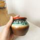 Vase vintage en céramique KIL de Yougoslavie : bordure marron, turquoise et rouge, années 1970