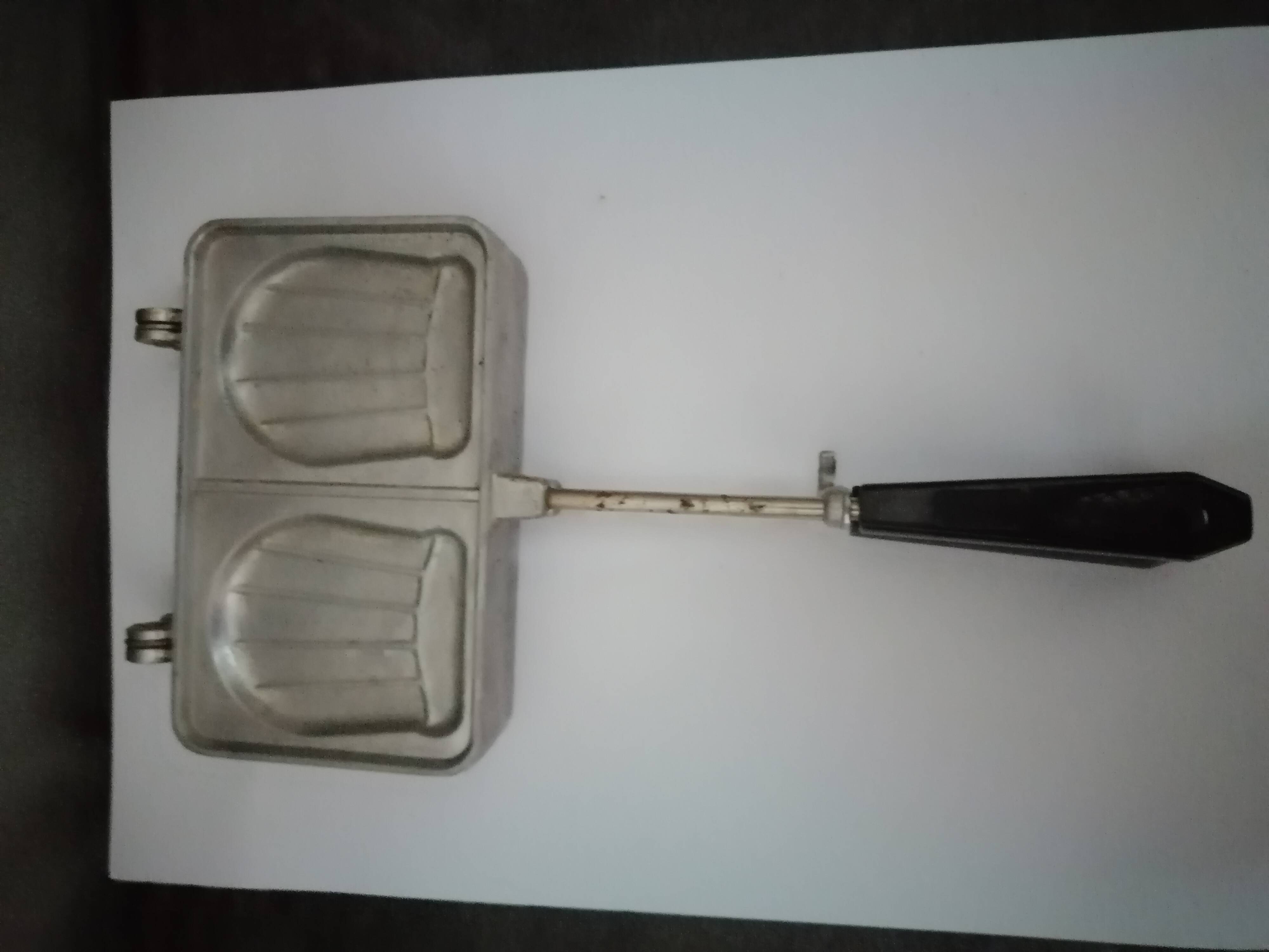 VINTAGE CAST IRON WAFFLE MAKER