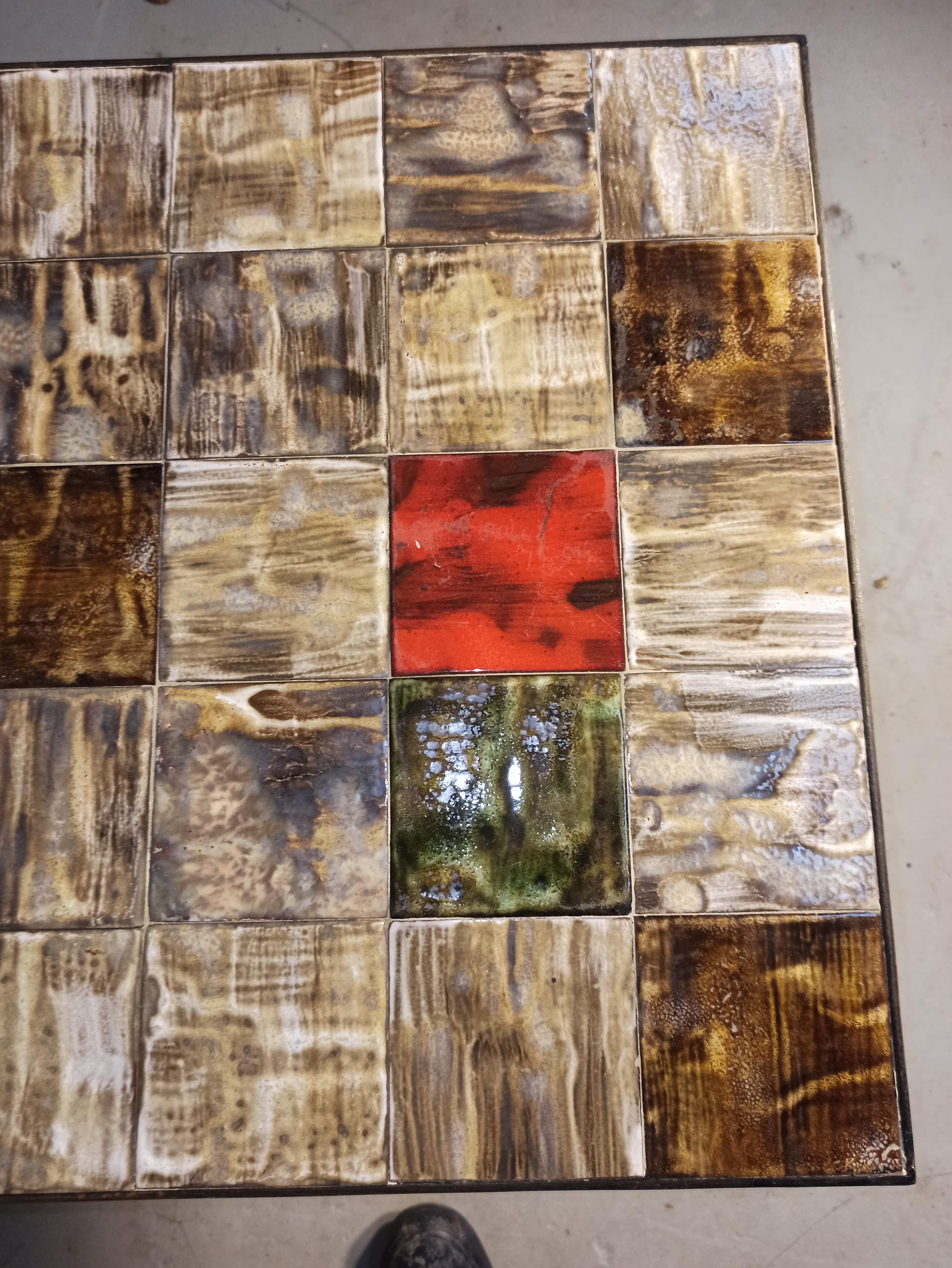 Base table in wrought iron thicken and tiled floor