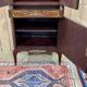 Cabinet Louis XV en bois de rose, chêne et dessus marbre, travail des années 70