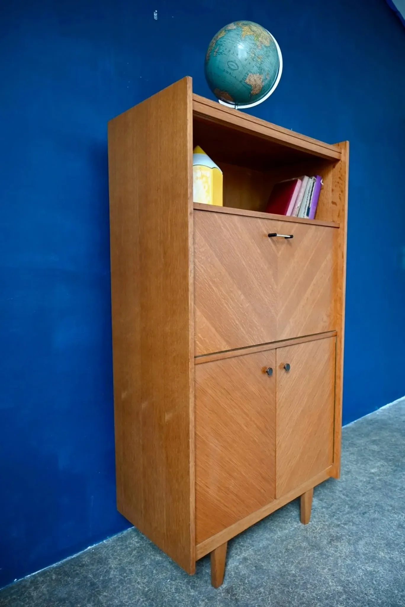 Vintage secretary bookcase from the 50s and 60s, oak with chevron marquetry.