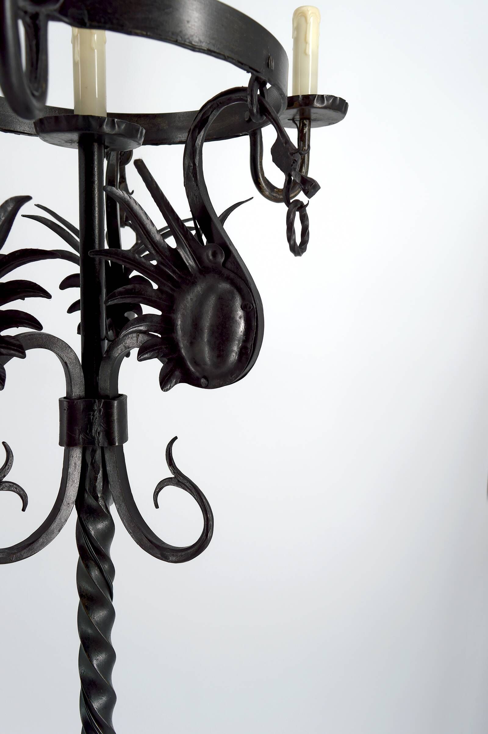 Important lampadaire en fer forgé à décor de dragons, Italie, vers 1900