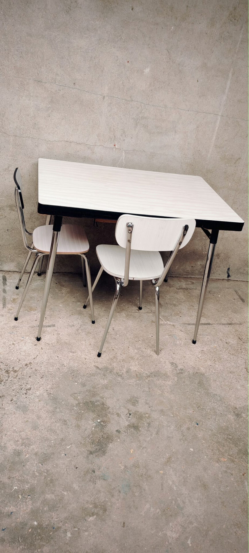 Ensemble table Formica et 2 chaises