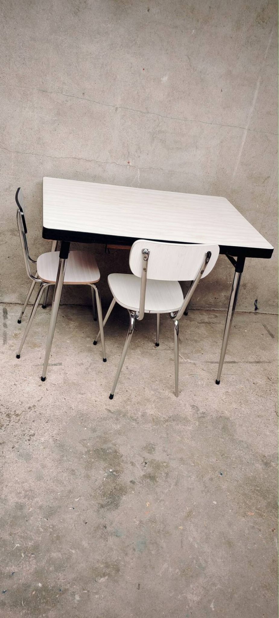 Table and 2 chairs set made of Formica.