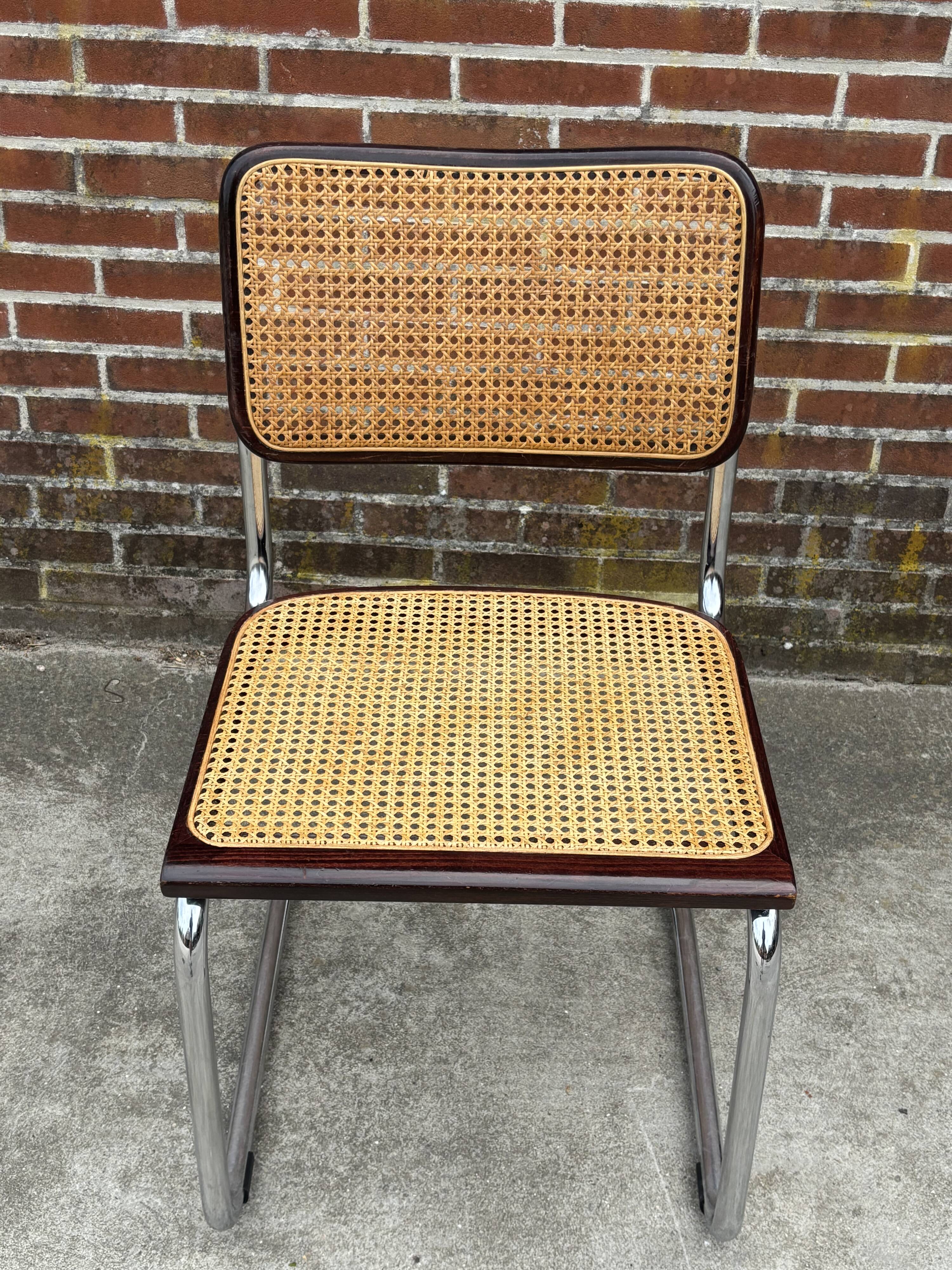 Ensemble de 4 chaises Cesca B32 conçues par Marcel Breuer, cadre marron foncé.