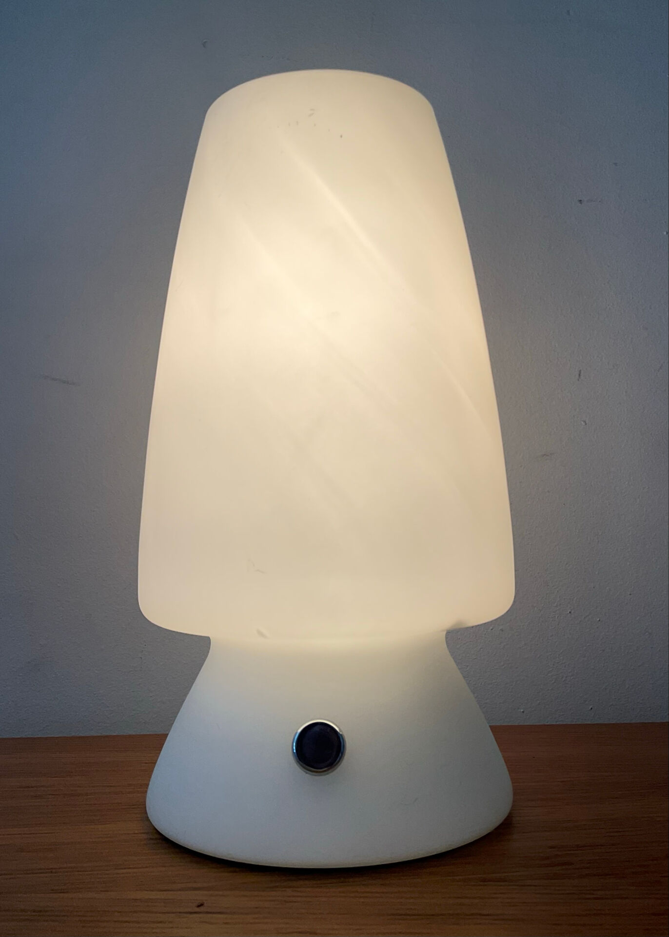 Small touch lamp in opaline from the 1980s.