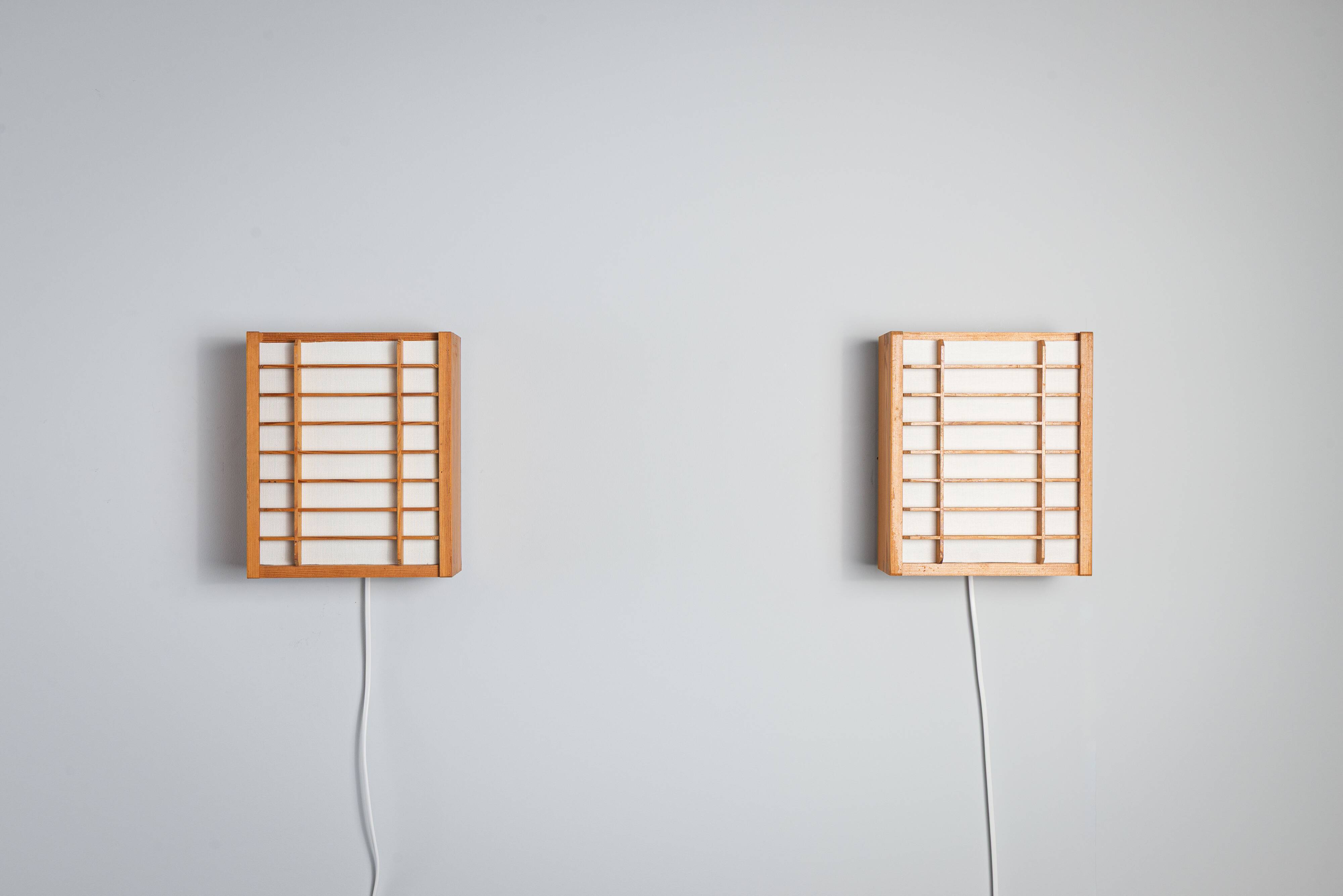 Paire de lampes murales en pin produites par Alda Sweden