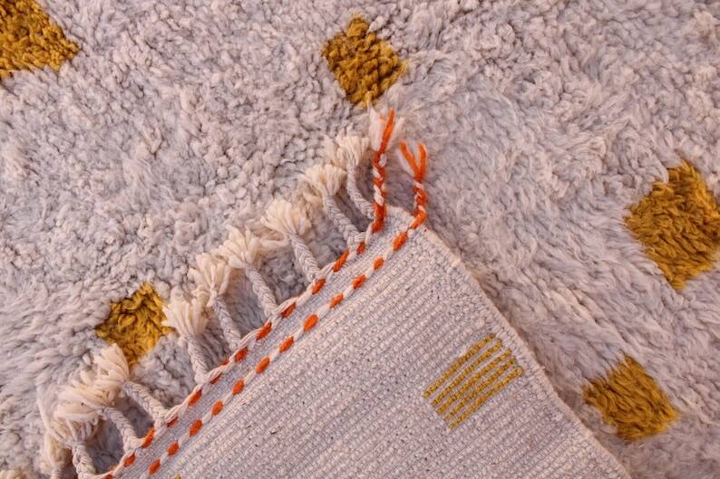 Tapis en laine marocaine de oued zam motifs colorés taille 150 x 250 cm