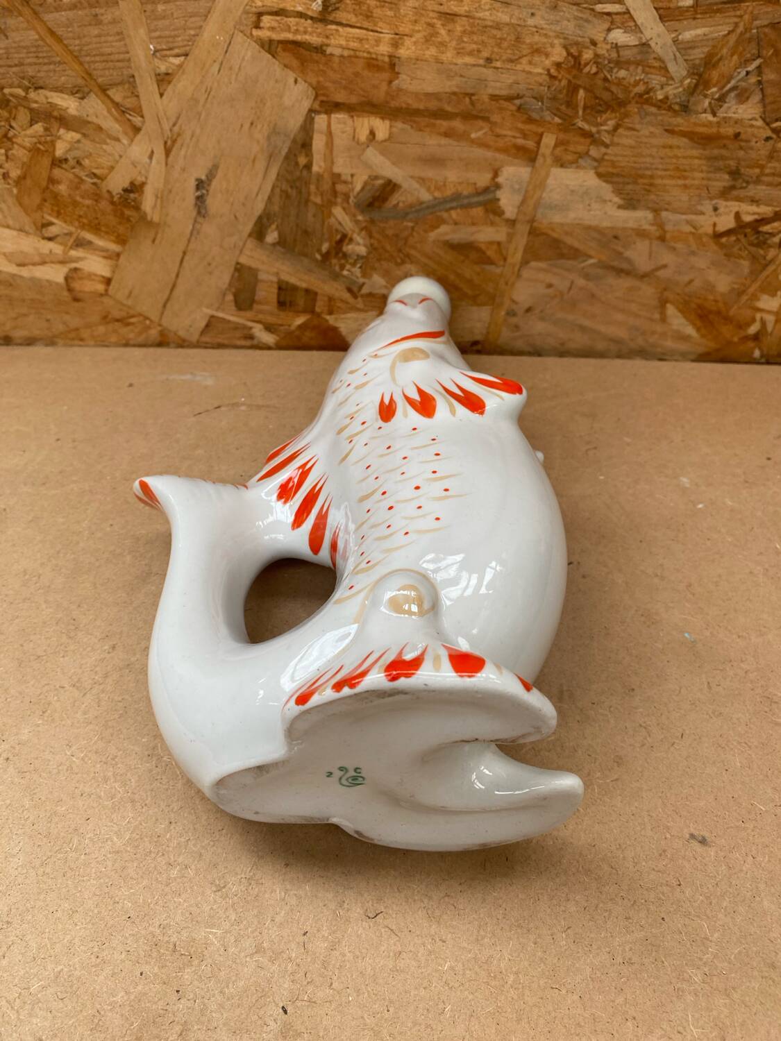 Ancienne bouteille forme poisson blanc orange vintage