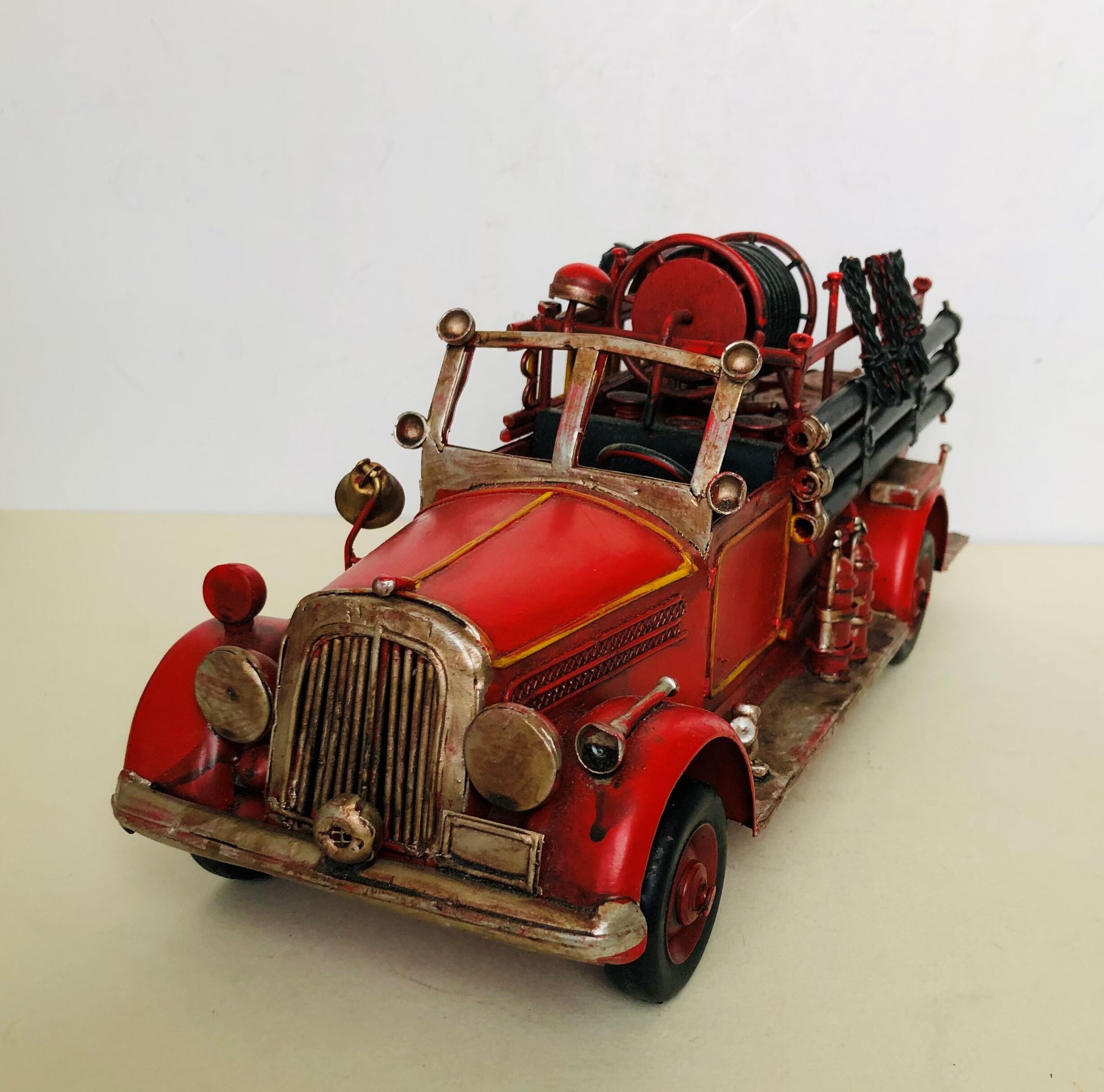 Camion de pompiers en tôle peinte