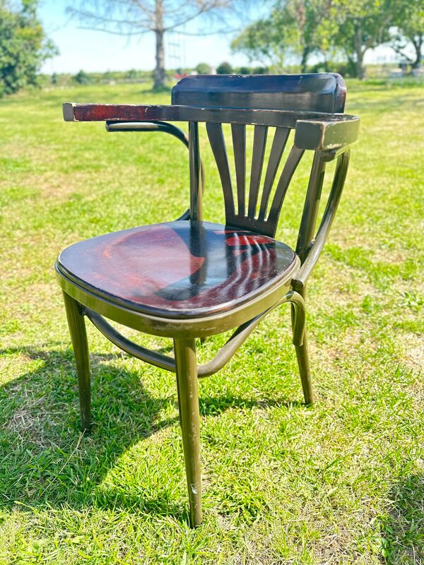 16 Chaises Bistro avec des pieds metal