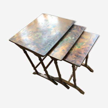 Ensemble 3 tables gigognes en bois époque art nouveau à décor floral
