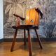 Fauteuil brutaliste en bois massif