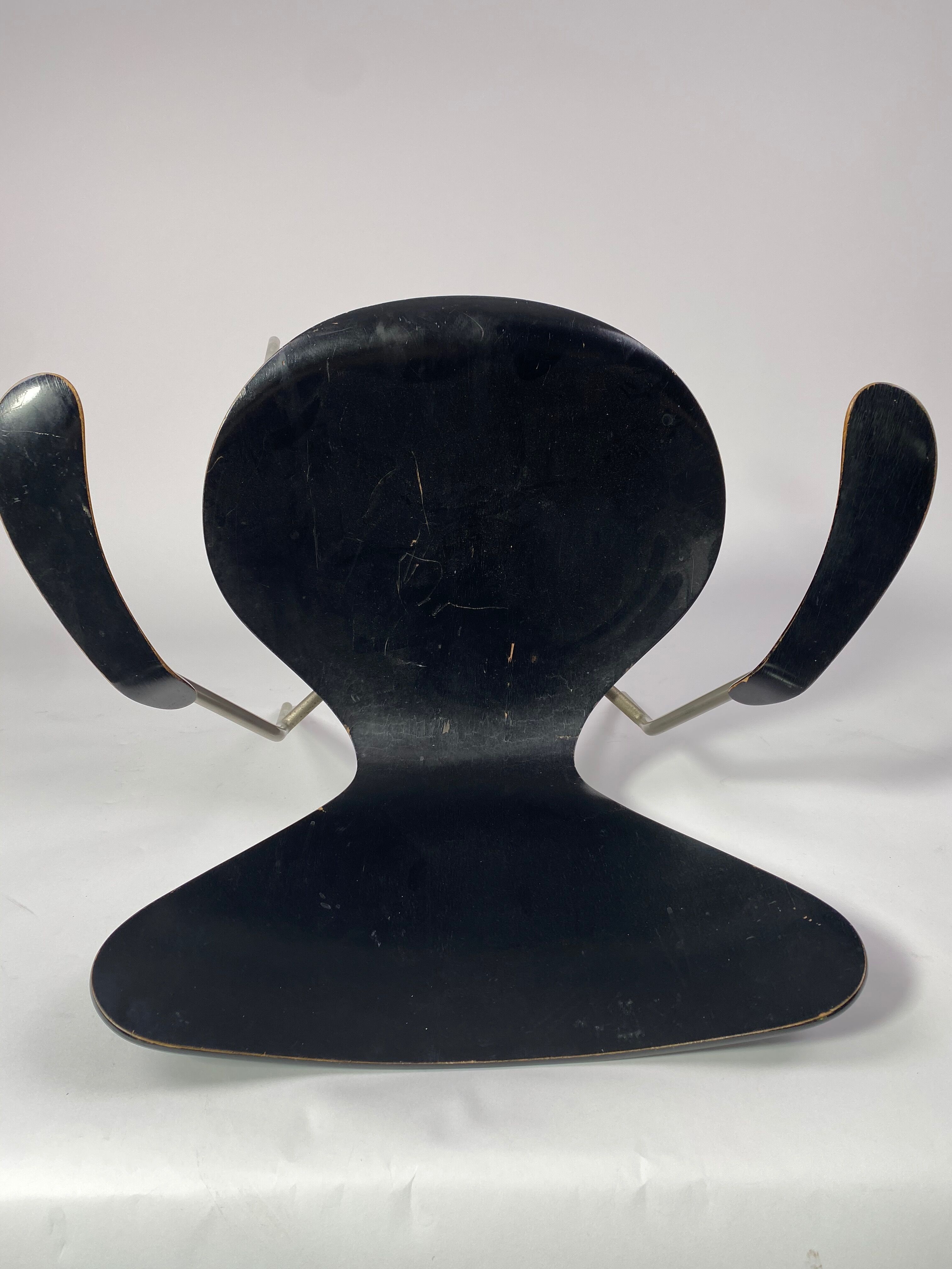 Arn Jocobsen black lacquered wooden armrest chair in the year 50