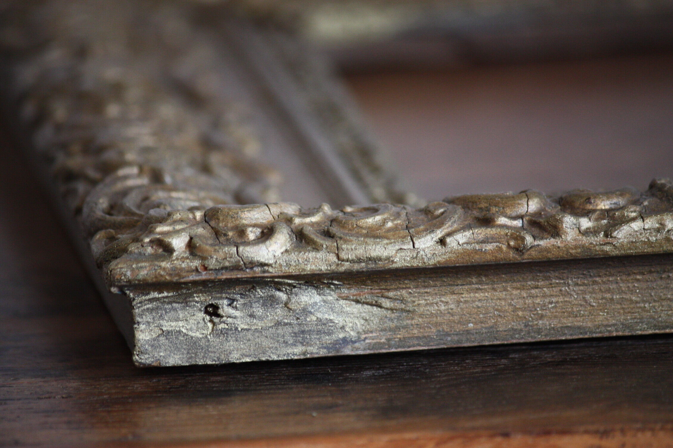 Gilded wooden and stucco frame