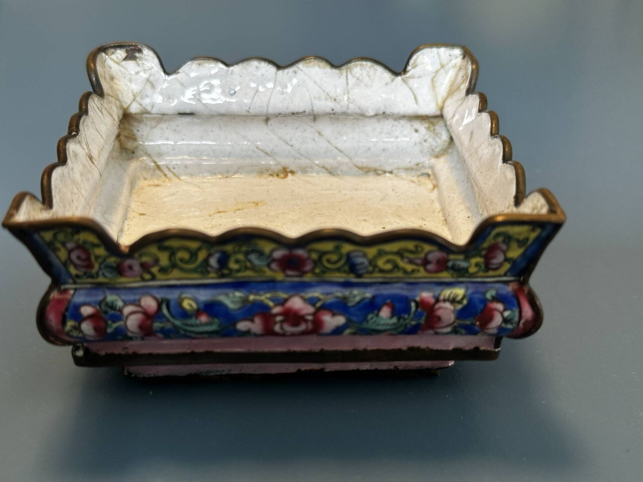 Enamelled copper jardinière with polychrome floral decoration - Canton 18th century.