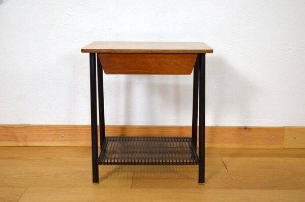 Table de chevet moderniste en bois et métal, 1950-1960