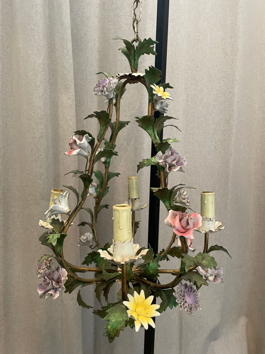 Lustre cage métal doré et porcelaine 1950