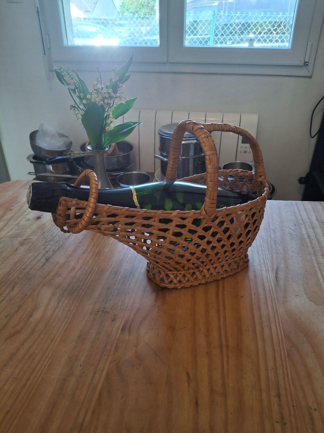 Woven wicker bottle basket