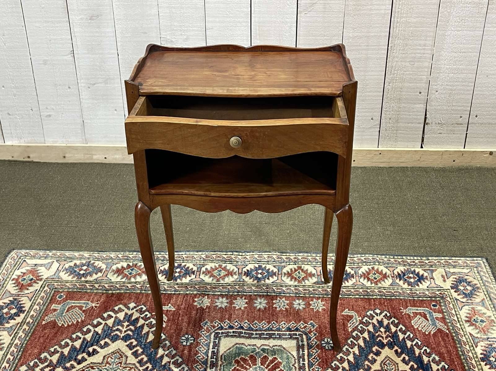 Table de nuit en merisier de style Louis XV des années 50