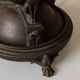 Lampe de table en métal bronze brun – Empire années 1910, design italien avec motifs animaliers, lampe de bureau classique