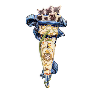 Cornet en faïence de Desvres XXe