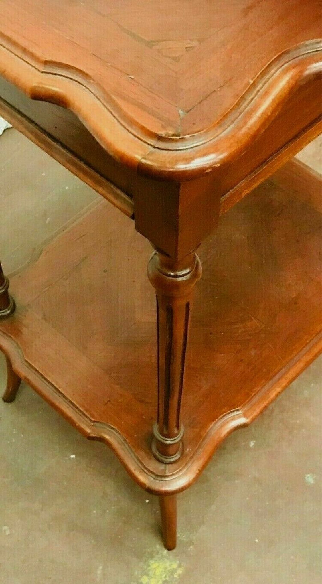 Travailleuse en noyer et placage de noyer Meuble d'appoint XX siècle