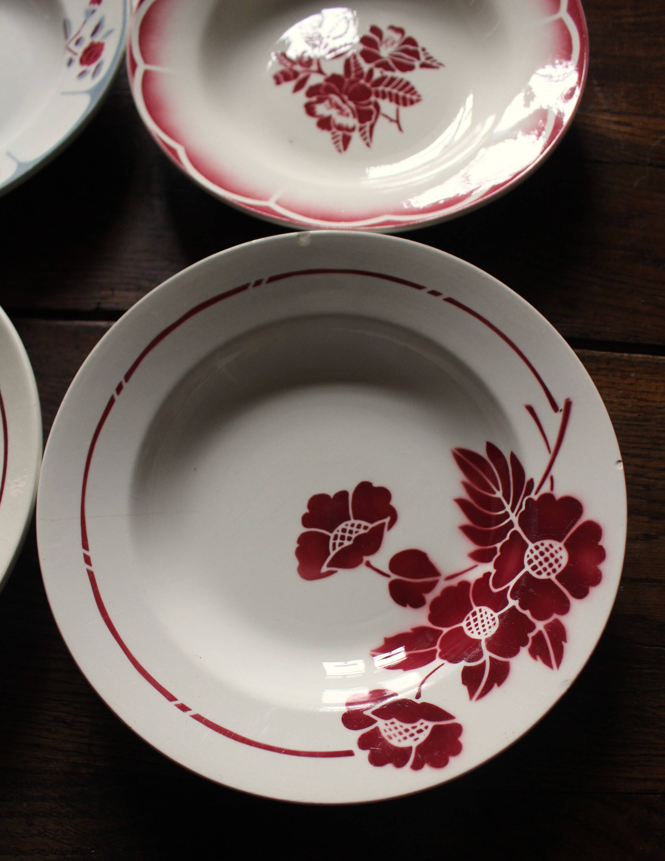 A set of 4 mismatched Art Deco red blue soup plates